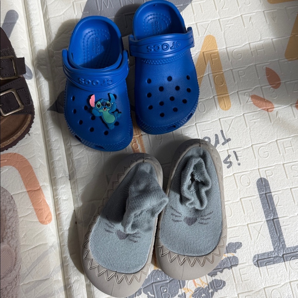 Blue Kids Clogs with Fun Patches - Picture 4 of 4